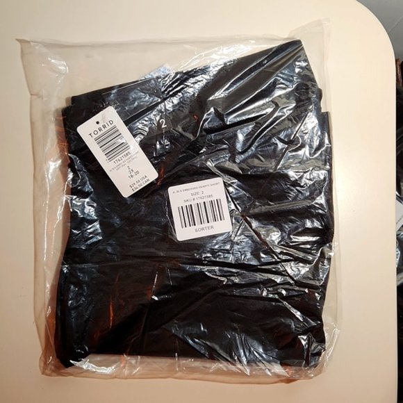 ❤️NWT VINTAGE TORRID VALENTINES DAY BIKE SHORTS - HEART PRINT 9' HIGH WAIST PLUS - Picture 4 of 15